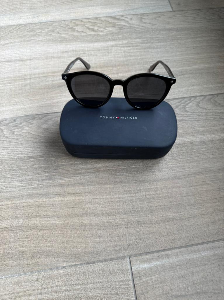 Lunettes de soleil à étui rigide Tommy Hilfiger, Enlèvement ou Envoi, Comme neuf, Noir, Lunettes de soleil