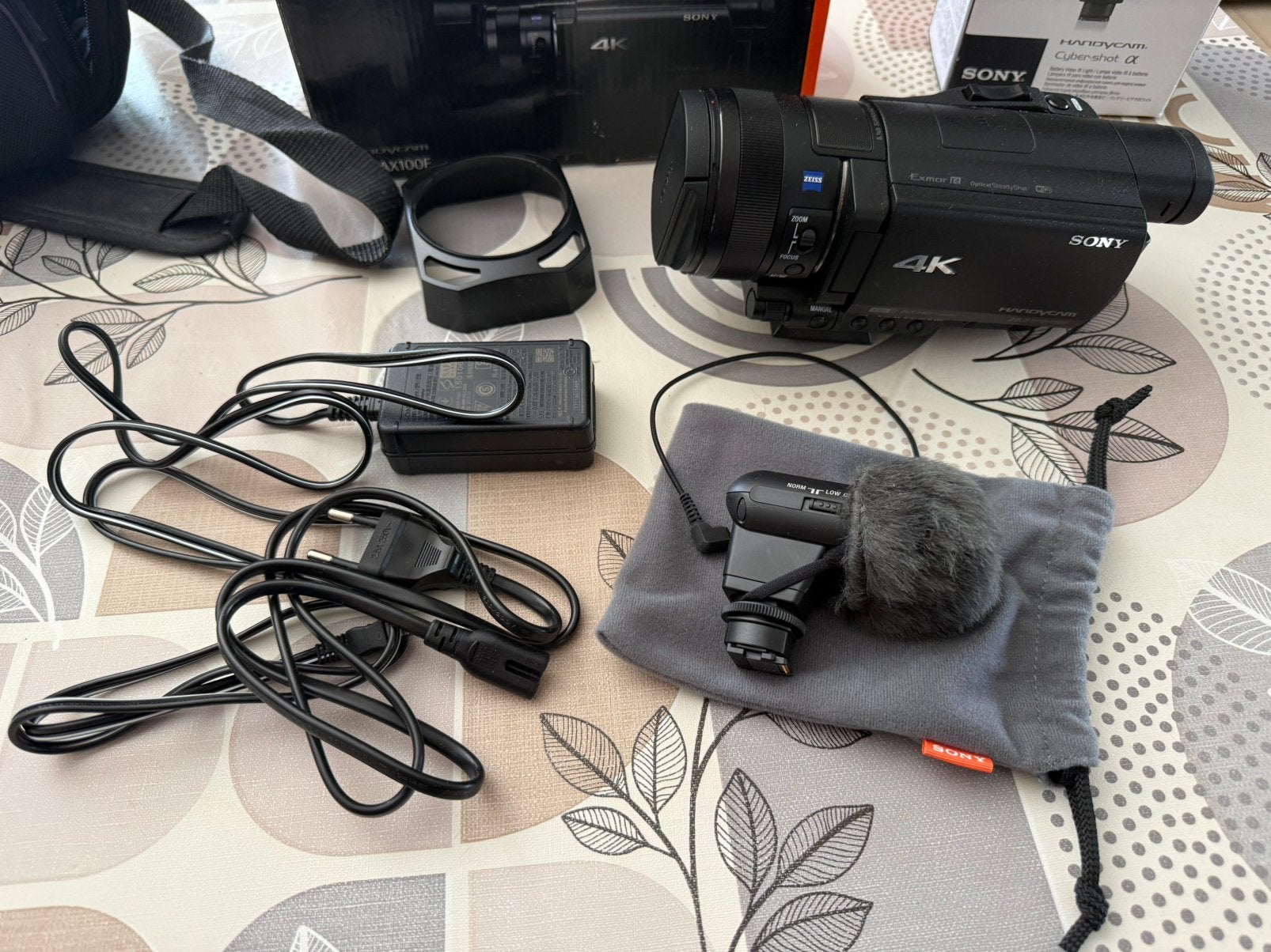 Caméra Sony FDR-AX100E avec accessoires, Enlèvement ou Envoi, Comme neuf