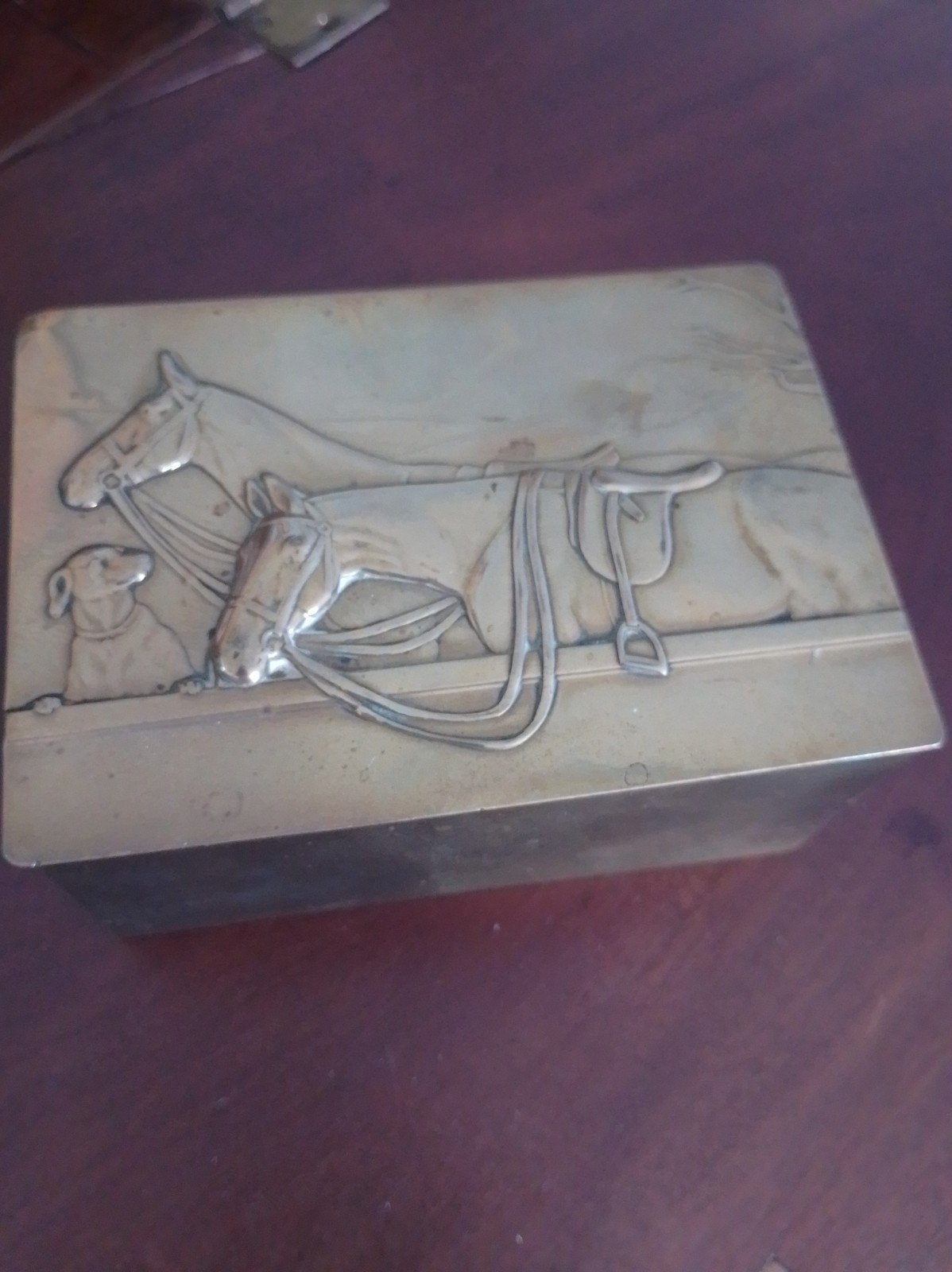Vintage doos met hond en paardmotief, Antiquités & Art, Antiquités | Bronze & Cuivre, Enlèvement ou Envoi