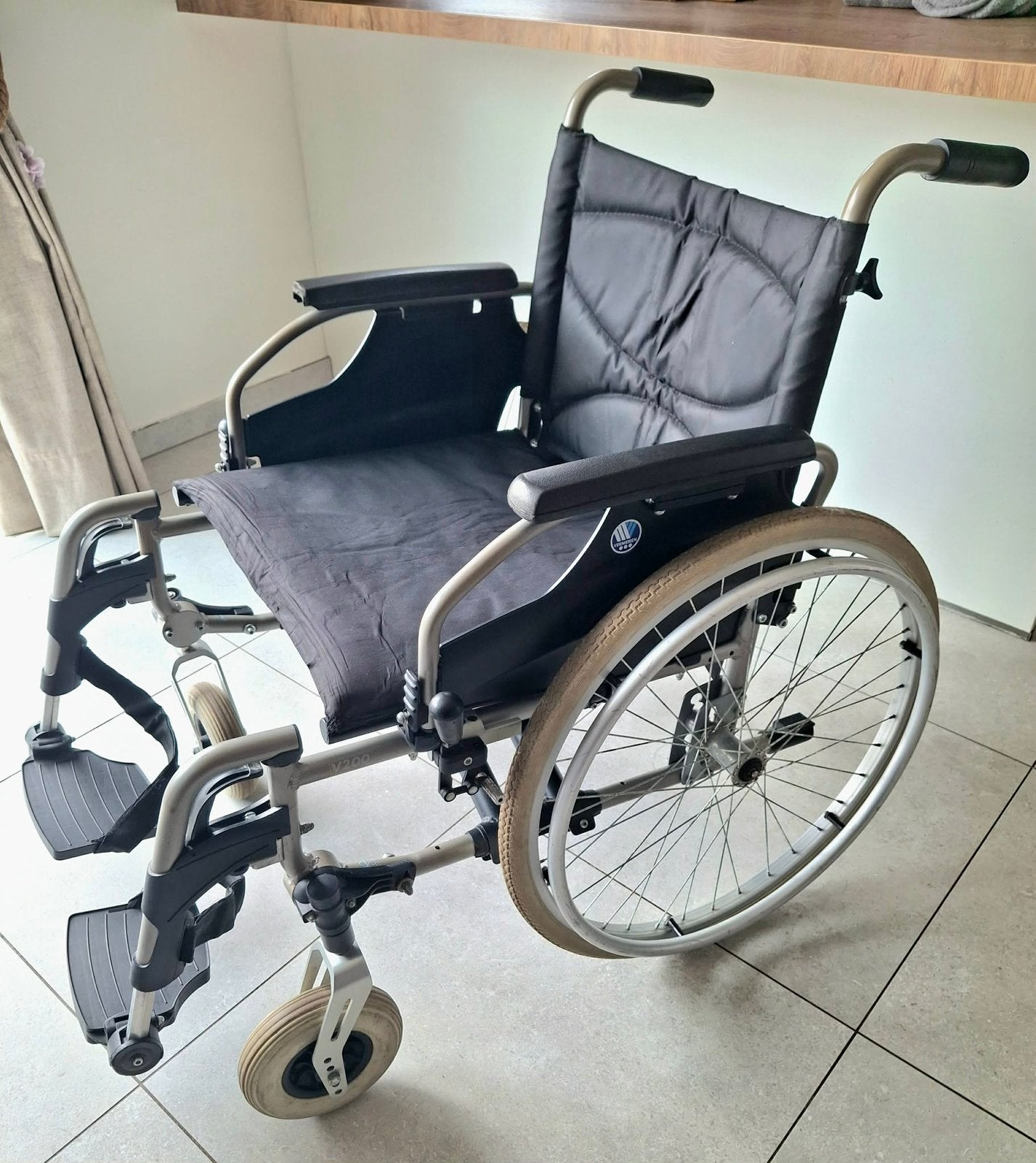 Fauteuil roulant Vermeiren V200, Divers, Enlèvement, Pliant, Comme neuf, Fauteuil roulant à pousser