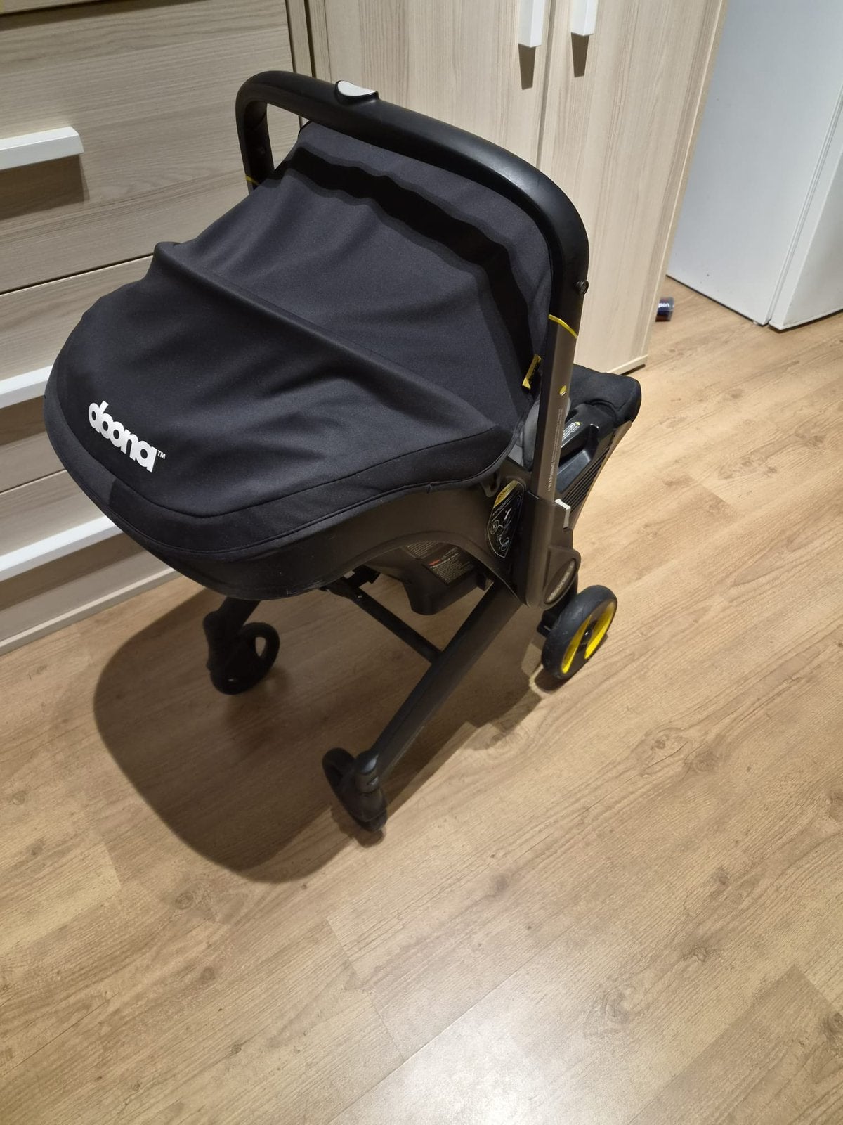 Doona baby autostoel Nitro Black, Ophalen of Verzenden, Zo goed als nieuw, Maxi-Cosi, Regenhoes