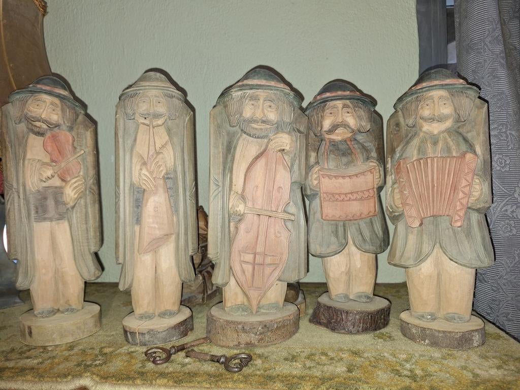 5 houten beelden, Enlèvement