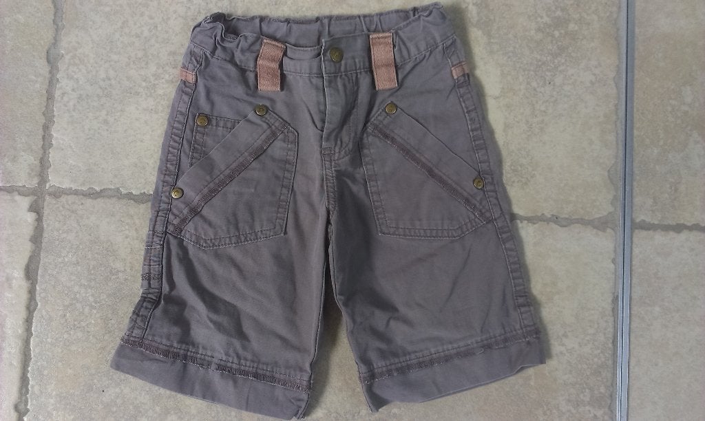 1 euro koopjes ! Stoere short mt 86 (zie foto's), Enfants & Bébés, Vêtements de bébé | Taille 86, Pantalon, Garçon, Enlèvement ou Envoi