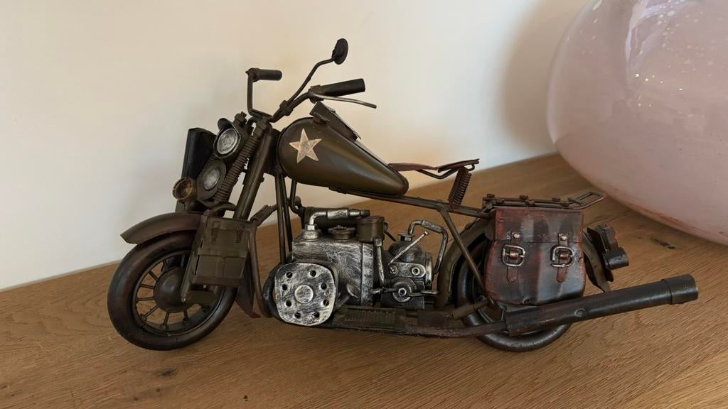 Moto ancienne (peinte à la main) modèle rare, Enlèvement