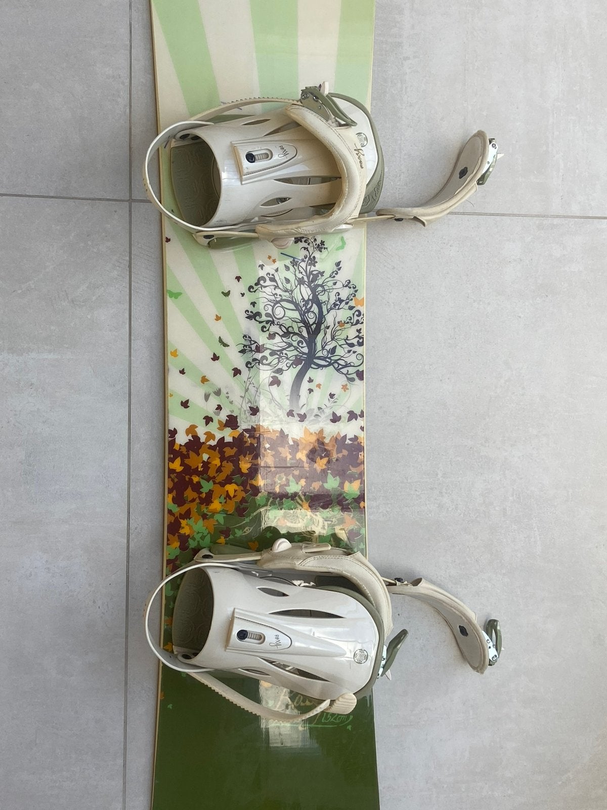 Snowboard ROSSIGNOL 152cm + fixations ROXY, Sports & Fitness, Enlèvement, Comme neuf, Fixations