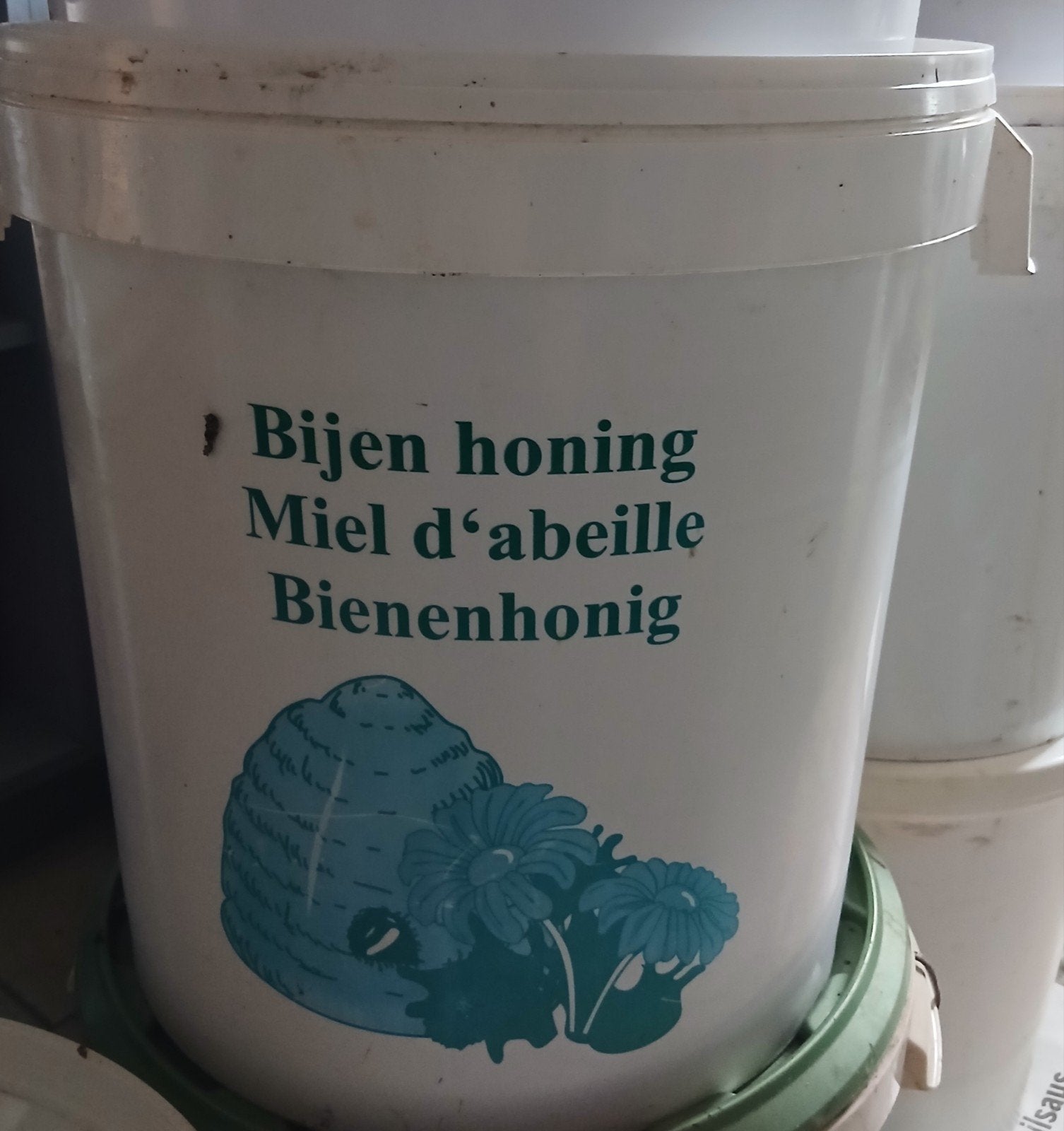 honing in grote emmers, Divers, Enlèvement