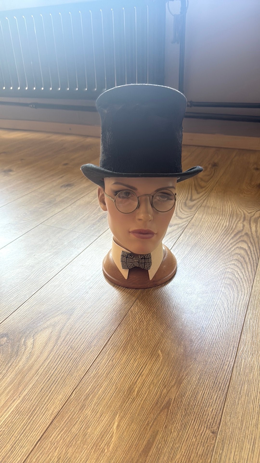 Tête de mannequin avec lunettes anciennes et chapeau, Enlèvement