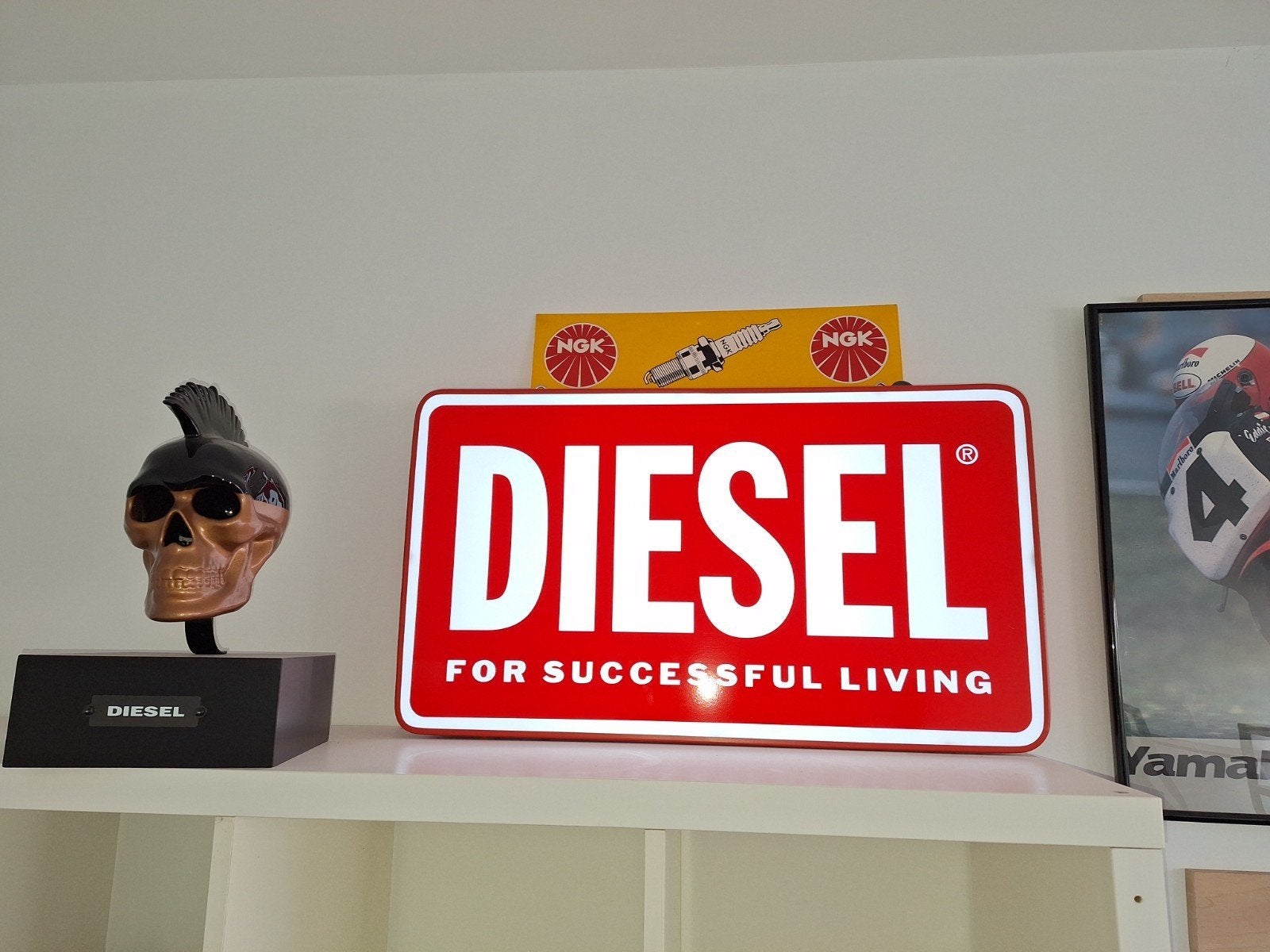 Diesel lichtreclame, Ophalen