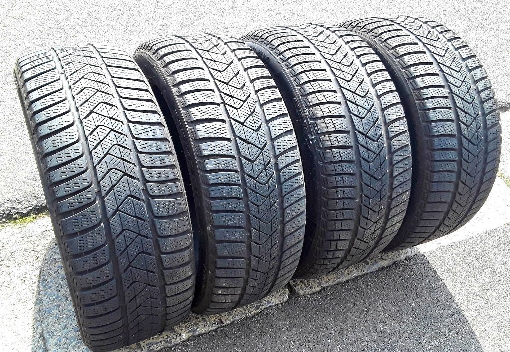 Très bons pneus hiver 245/40-18 et 225/45-18, Pneus hiver, Autre, Enlèvement, Utilisé