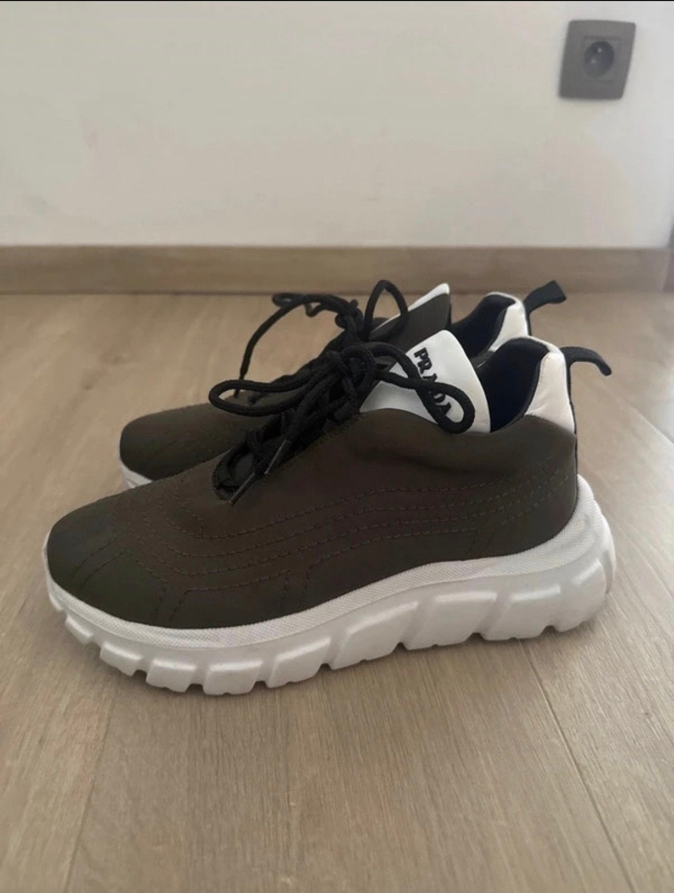 Prada Sneakers, Ophalen, Zo goed als nieuw, Sneakers