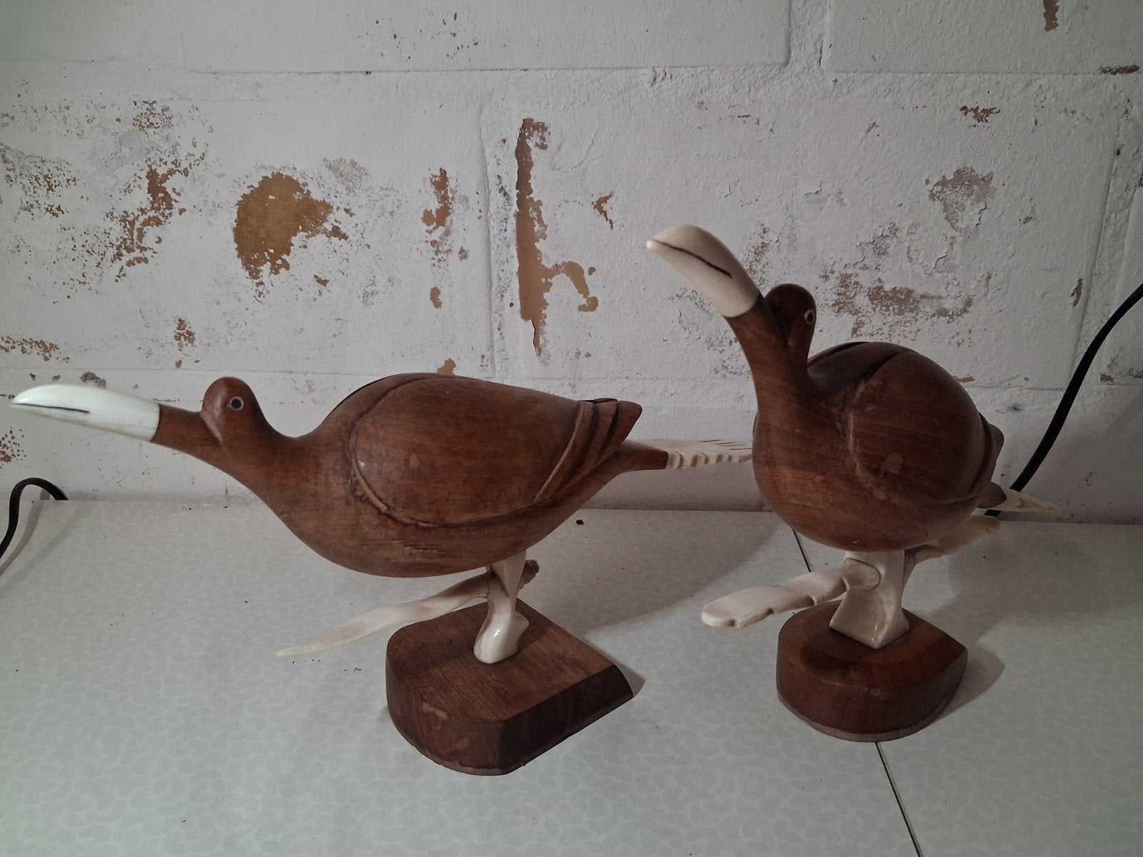 koppel handgesneden houten vogelsculpturen met bot, Enlèvement ou Envoi