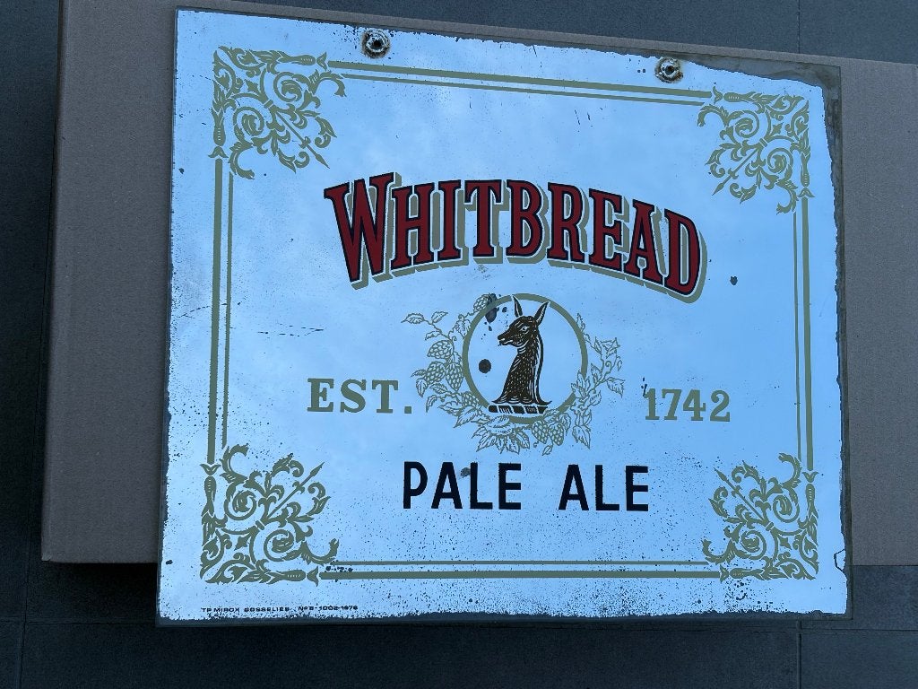 Originele vintage Whitbread Pale Ale reclamespiegel-1976, Verzamelen, Biermerken, Ophalen of Verzenden, Gebruikt, Reclamebord, Plaat of Schild