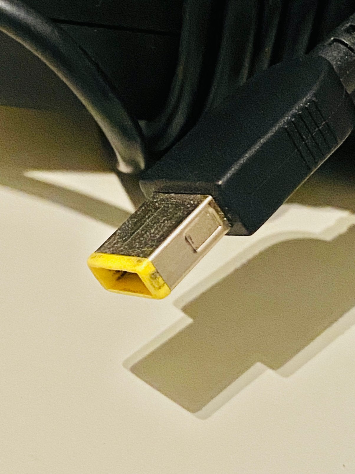 135W oplader met square tip aansluiting, TV, Hi-fi & Vidéo, Enlèvement ou Envoi, Comme neuf, Moins de 2 mètres, Autres câbles