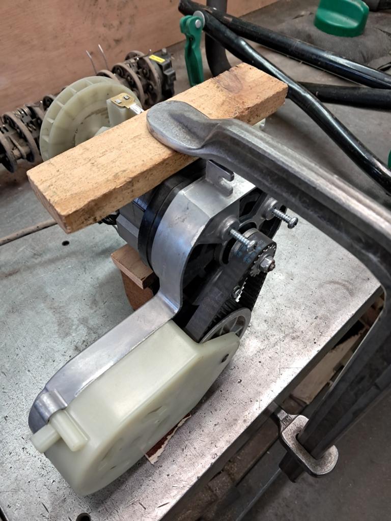 Motor verticuteer machine, Ophalen