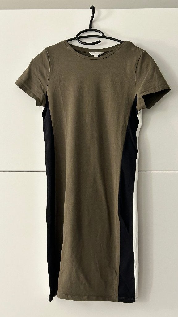 Kaki jurk met zwarte en witte zijstreep, Kleding | Dames, Maat 38/40 (M), Ophalen of Verzenden, Zo goed als nieuw, Knielengte