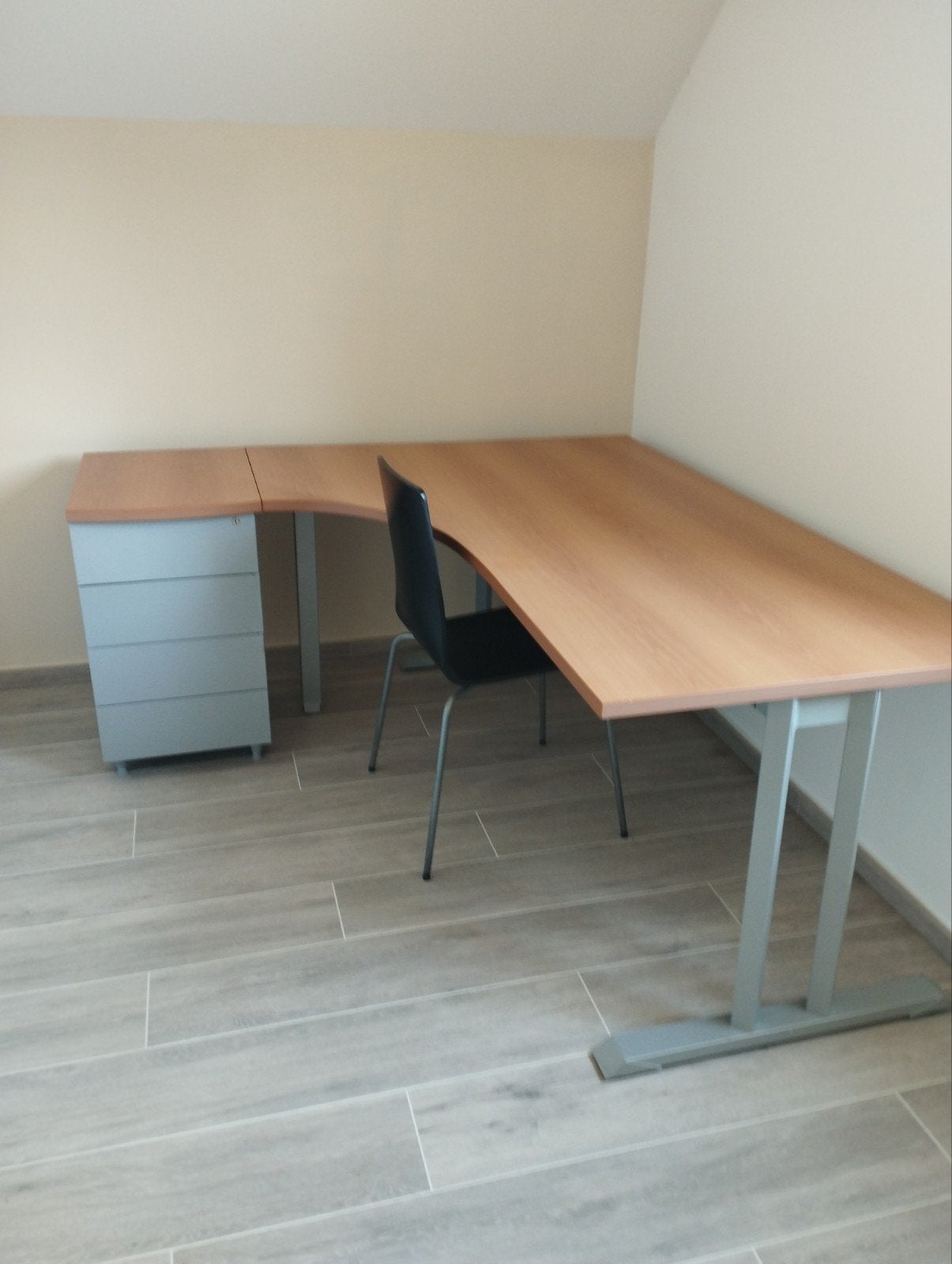 Deux bureaux, Enlèvement