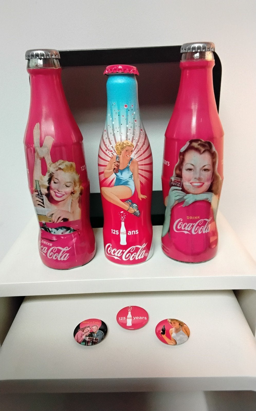Coca-Cola 125 Years collector set uit 2011, 3flessen + 3pins, Verzamelen, Ophalen of Verzenden, Zo goed als nieuw, Overige typen