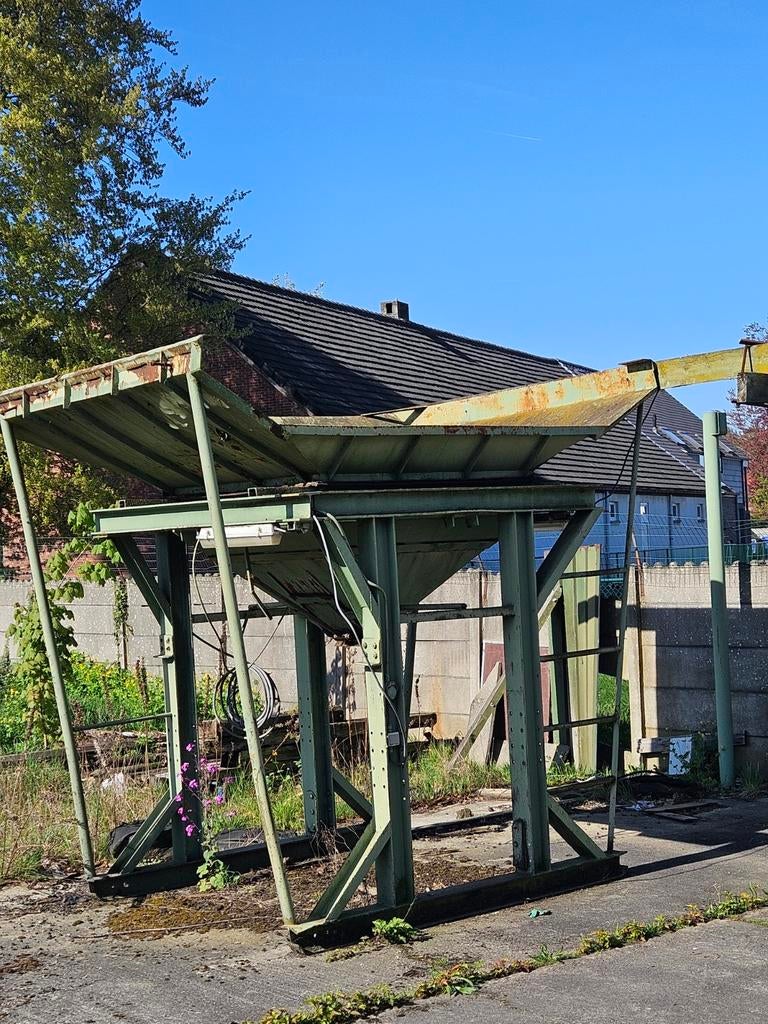 Grote industriële metalen trechter, Ophalen