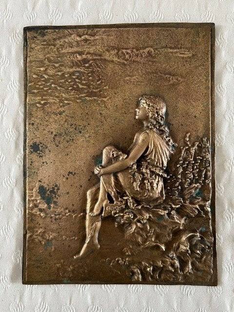 Antieke decorative bronze plaat met een figuur in relief, Ophalen, Brons