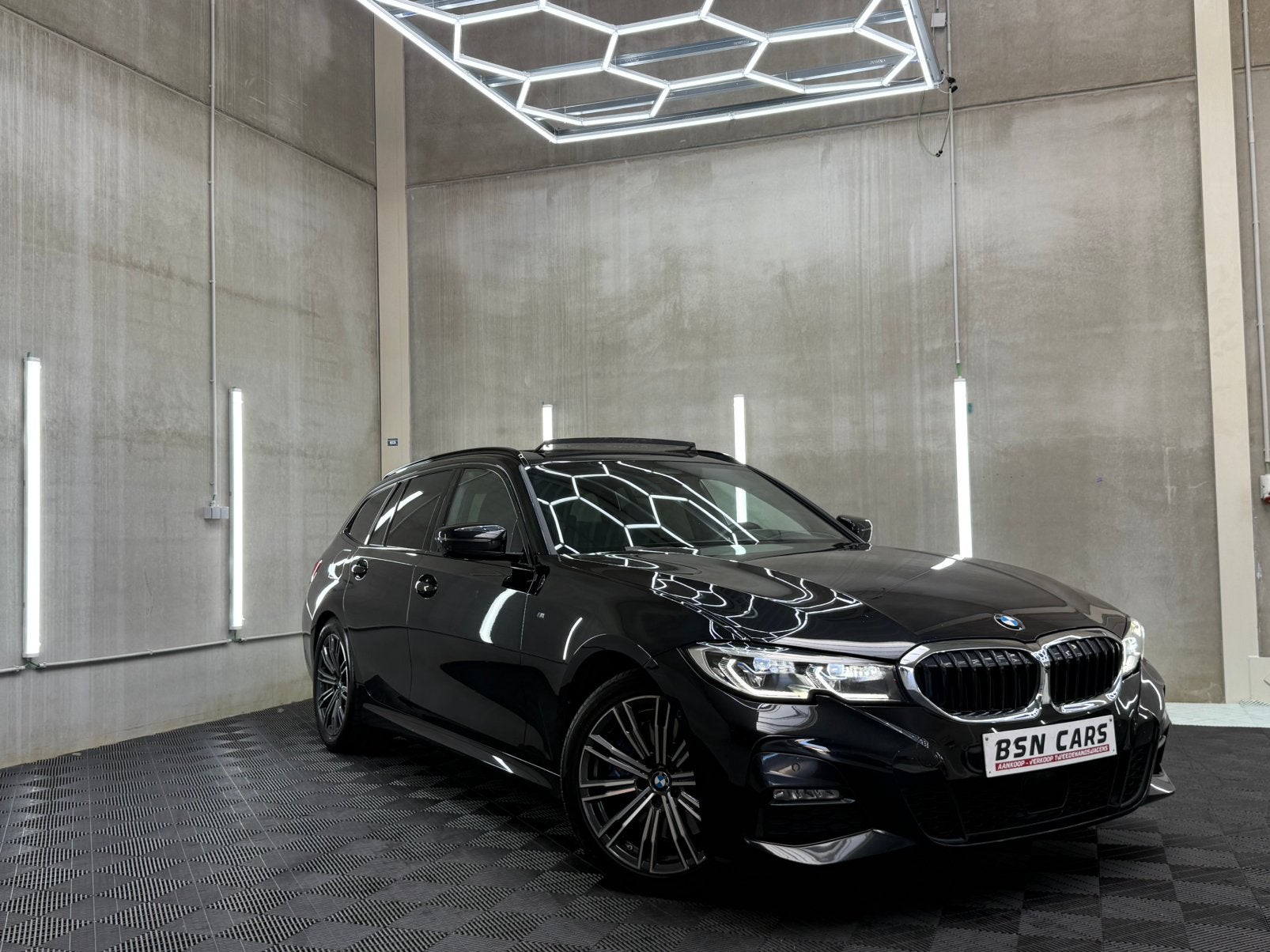 BMW 330i/MPACK/PANO/HEADUP/MEMORY/ACC/CAMERA/GARANTIE, Automaat, Achterwielaandrijving, Zwart, Leder