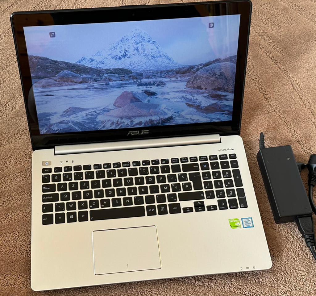 Mooie 15.6 touchscreen asus/i5 procesor/8gb ram/128gb ssd/, Computers en Software, Laptop-opladers, Zo goed als nieuw, Ophalen