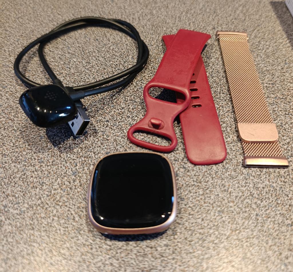 Fitbit Versa 4, Handtassen en Accessoires, Smartwatches, Verzenden, Zo goed als nieuw, Fitbit, Roze