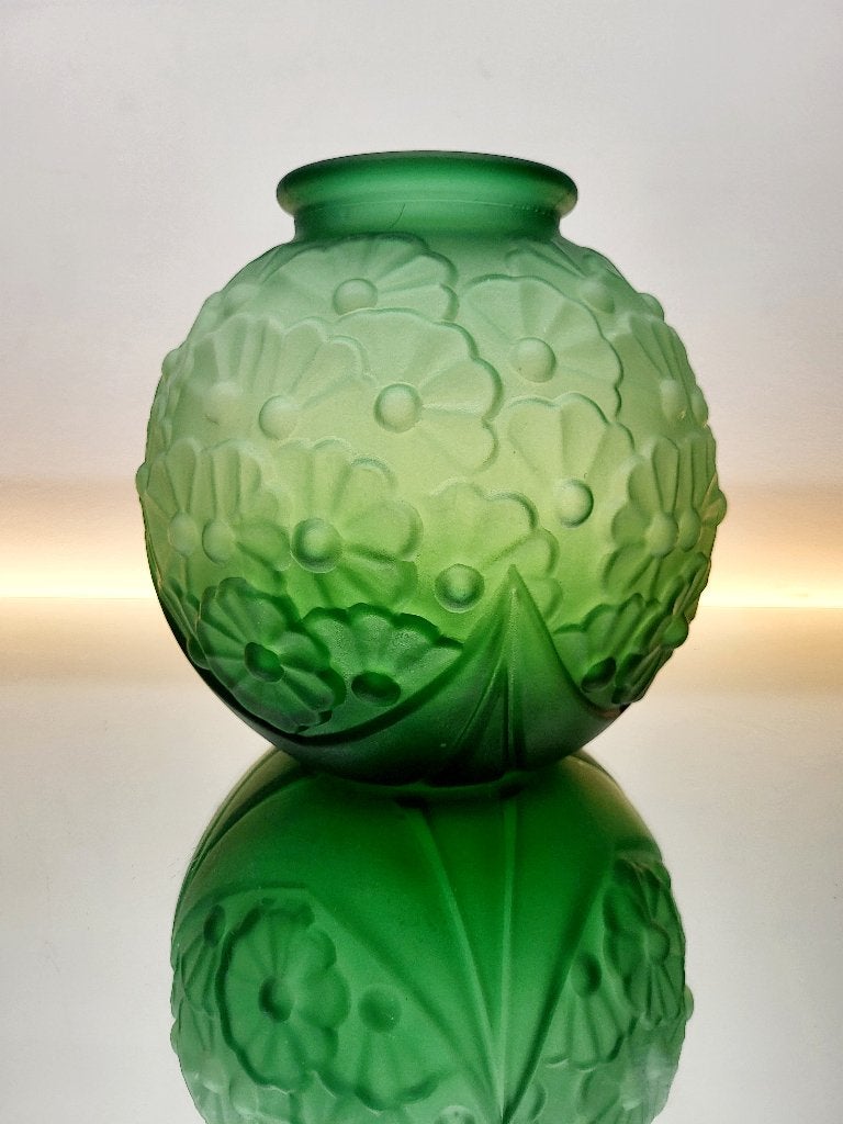 Art deco vaas in frosted groen persglas met floraal decor, Antiek en Kunst, Ophalen of Verzenden