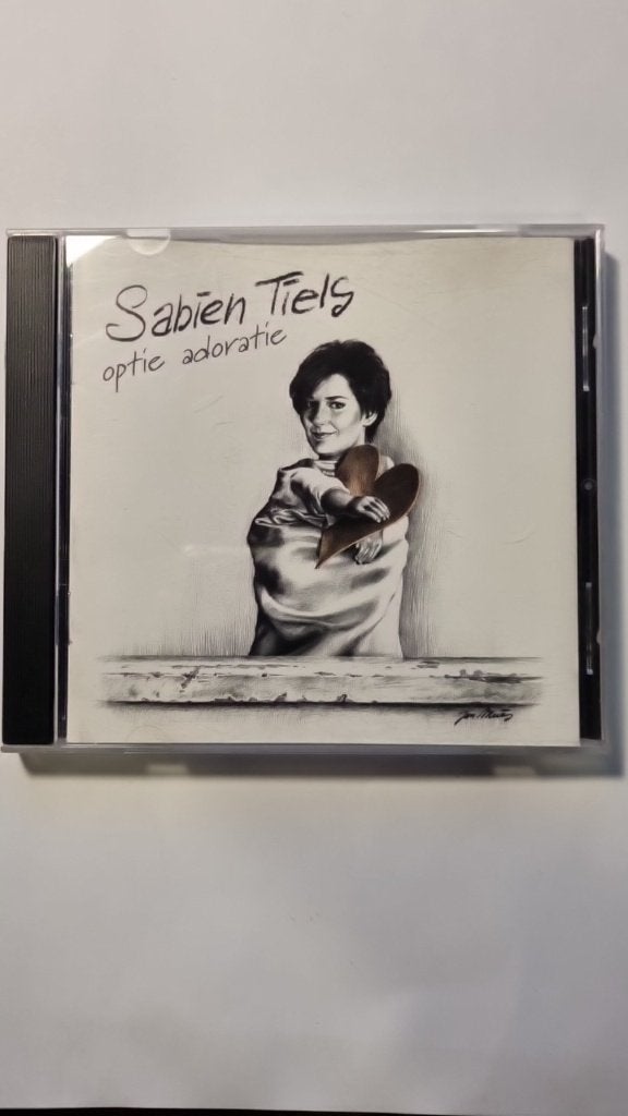 Sabien Tiels - Optie Adoratie, Cd's en Dvd's, Ophalen of Verzenden, Gebruikt