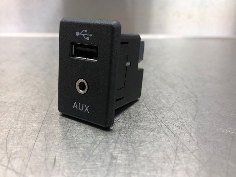 AUX/USB POORT Nissan Micra (K14) (|504803201409|), Gebruikt, Germany@nissan-services.eu, Kronenweg 38
50389  Wesseling, DE, Nissan