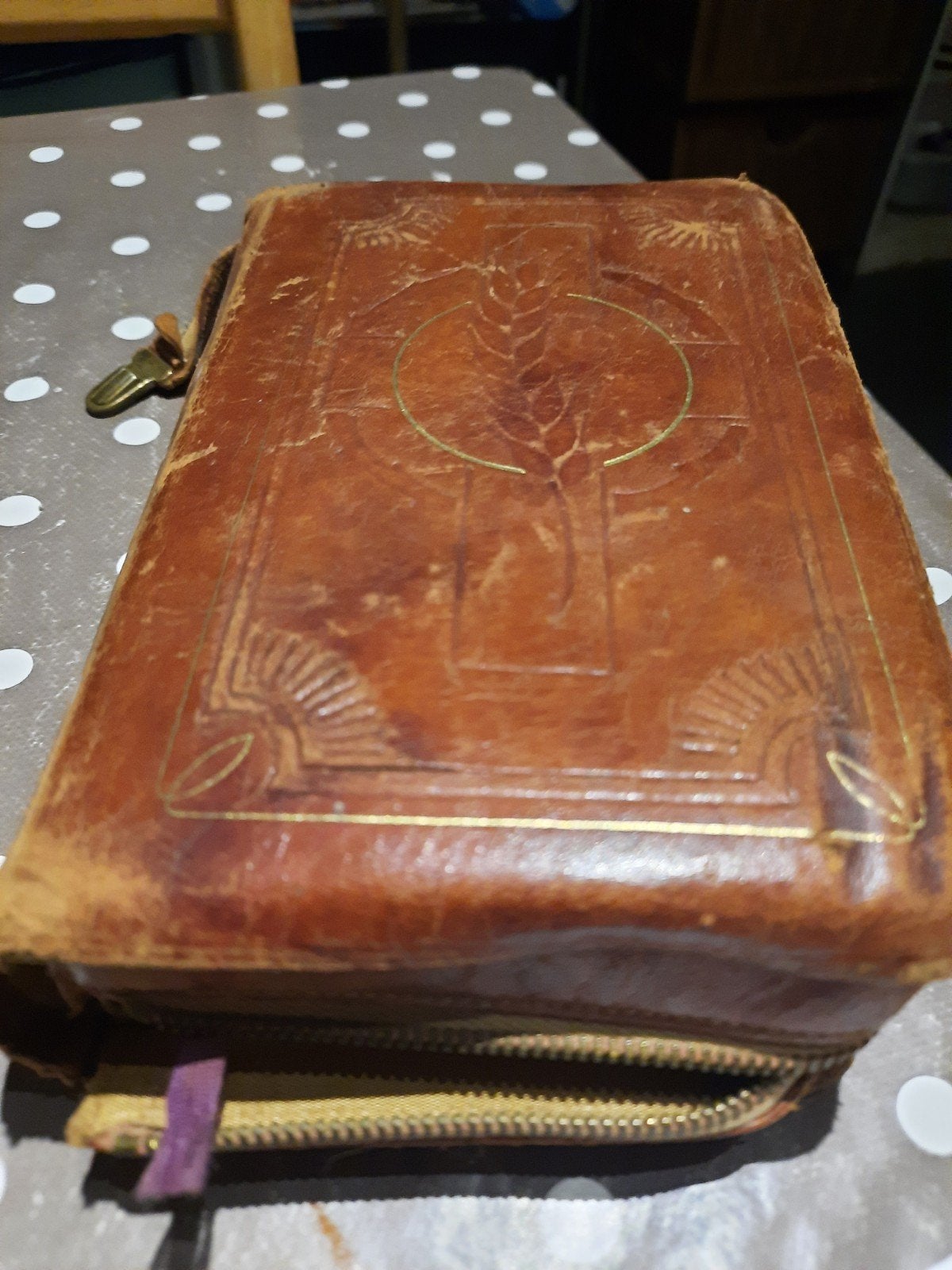 kerkboek met bescherm kaftje in het leder van 1957, Antiek en Kunst, Ophalen of Verzenden