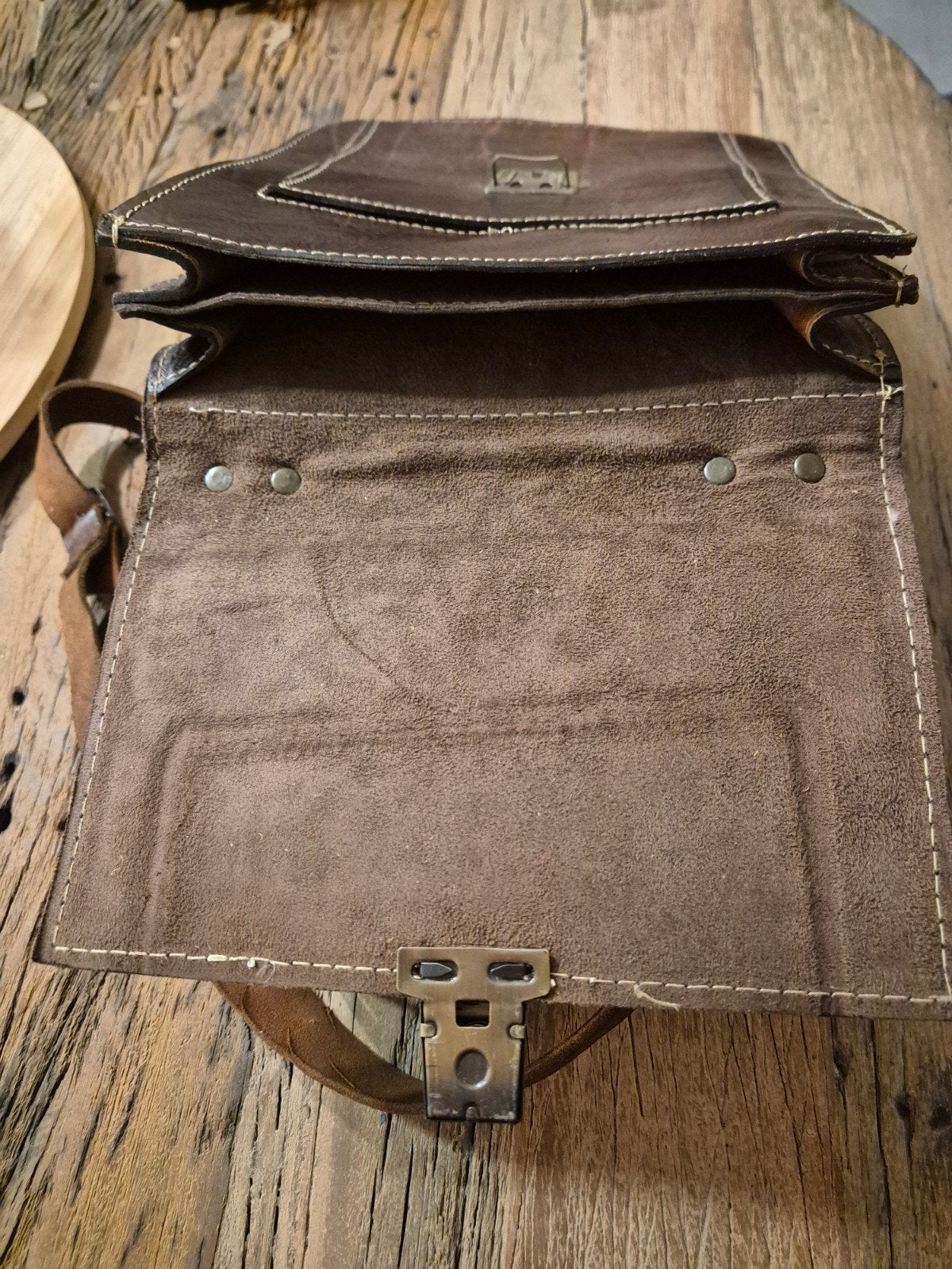 Très joli sac à main pour homme décoré en cuir., Neuf, Autres marques, Cuir, Brun
