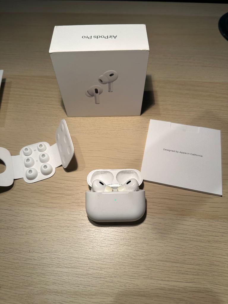 Apple AirPods Pro 2 met doos rechter oortje defect, Telecommunicatie, Gebruikt, In gehoorgang (in-ear), Ophalen of Verzenden, Apple
