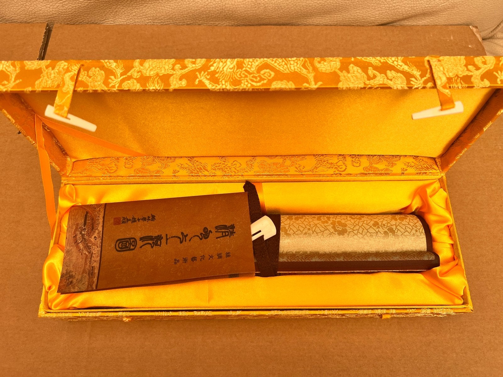 Chine – Grande peinture sur soie en coffret, Enlèvement ou Envoi