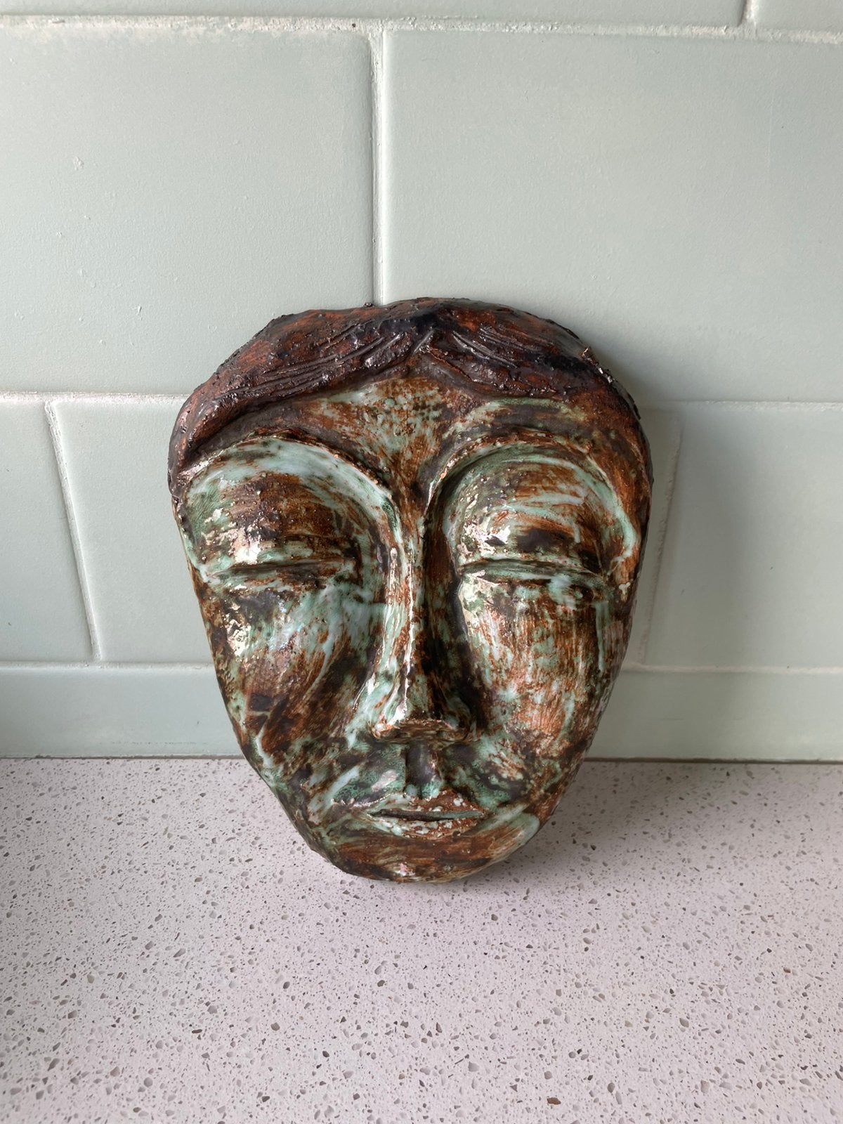 Decoratief gezicht van geglazuurde steen, Antiek en Kunst, Ophalen