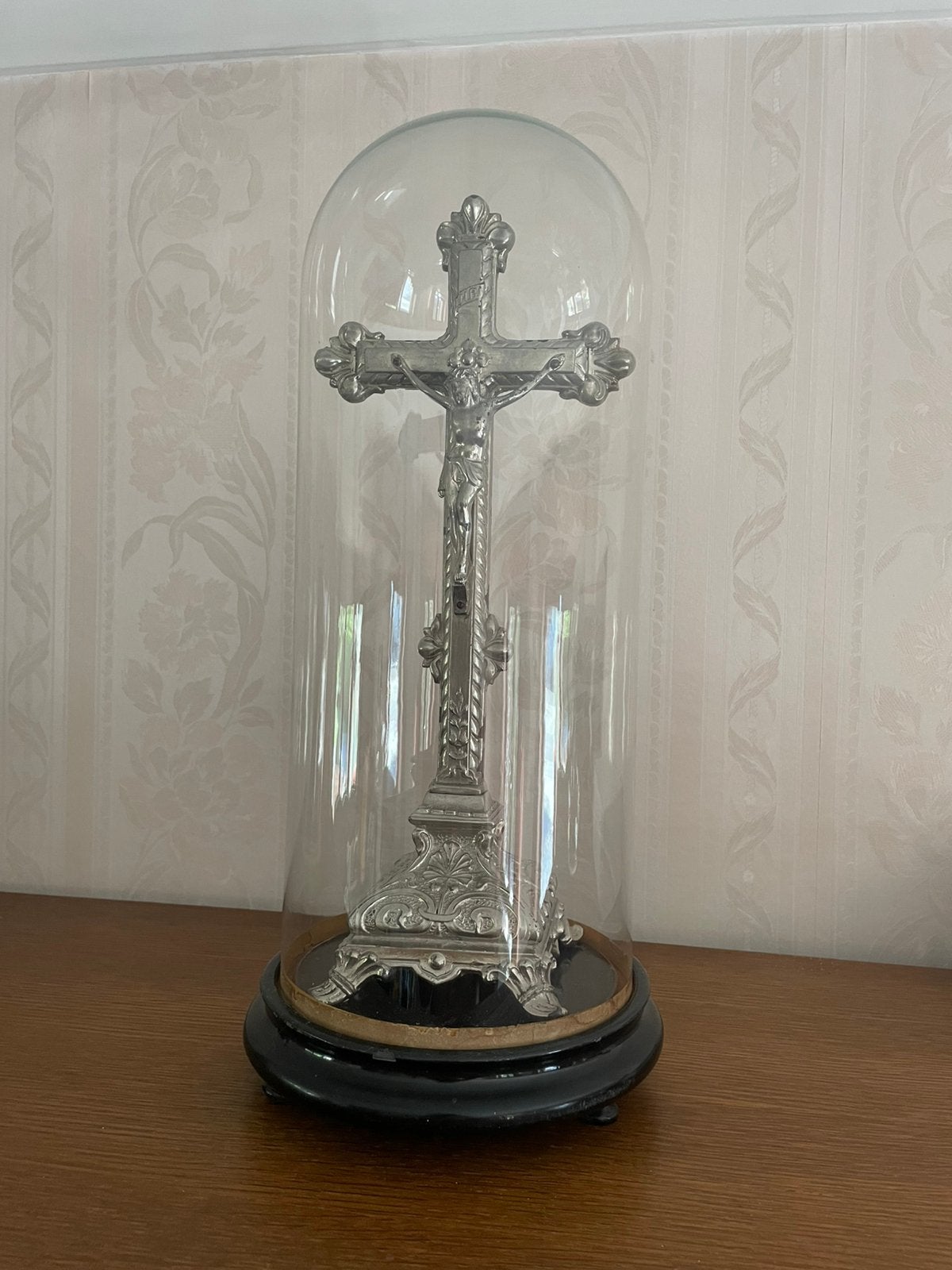 Kruisbeeld onder stolp., Antiek en Kunst, Antiek | Religieuze voorwerpen, Ophalen