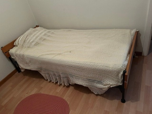 Choisissez lit simple avec matelas et sommier en fer à Halle, Enlèvement, Utilisé