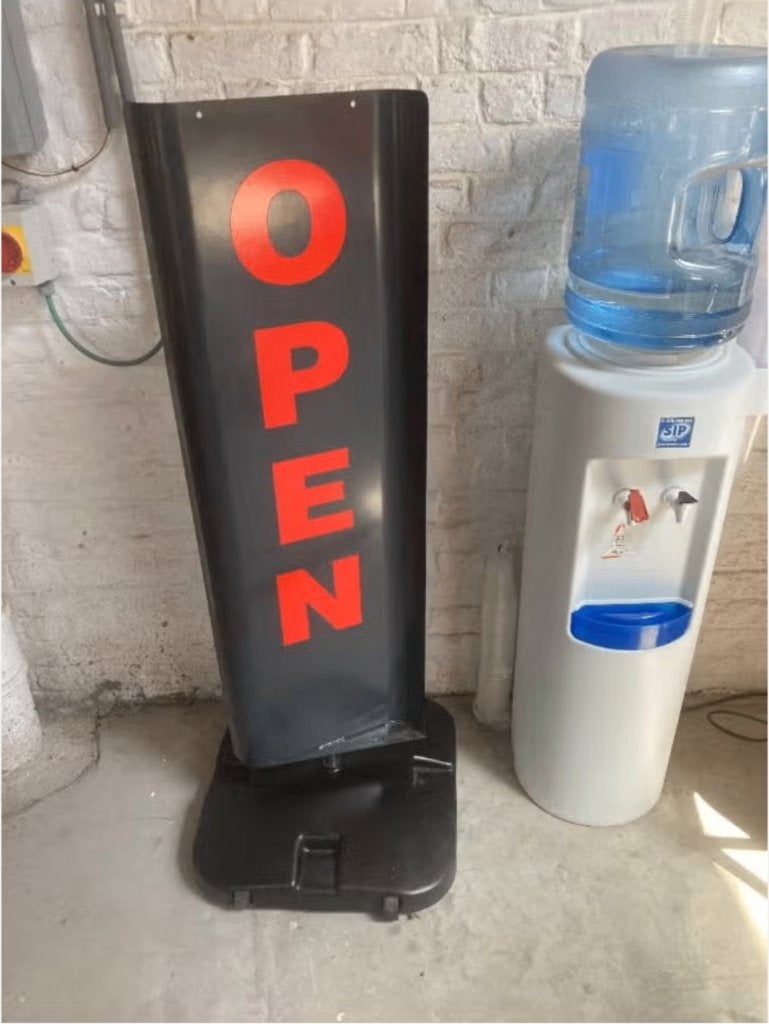horeca 'open "'bord, Ophalen