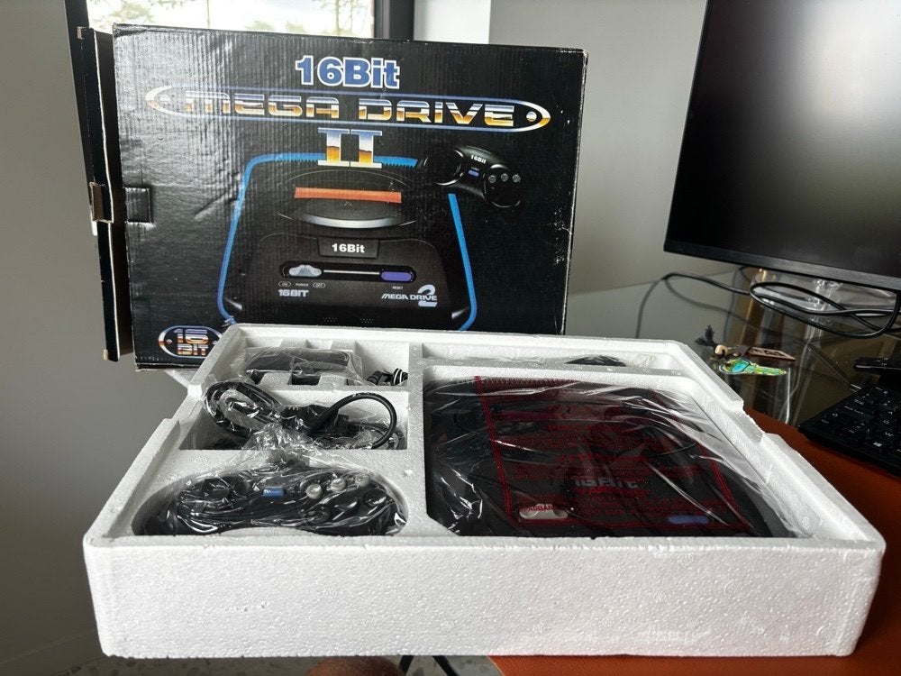 Sega Mega Drive II – In originele doos, Consoles de jeu & Jeux vidéo, Consoles de jeu | Sega, Enlèvement, Comme neuf, Avec 2 manettes