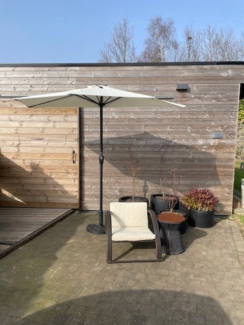 Muurparasol + gietijzeren voet, Tuin en Terras, Ophalen, Zo goed als nieuw, 1 tot 2 meter, Muurparasol