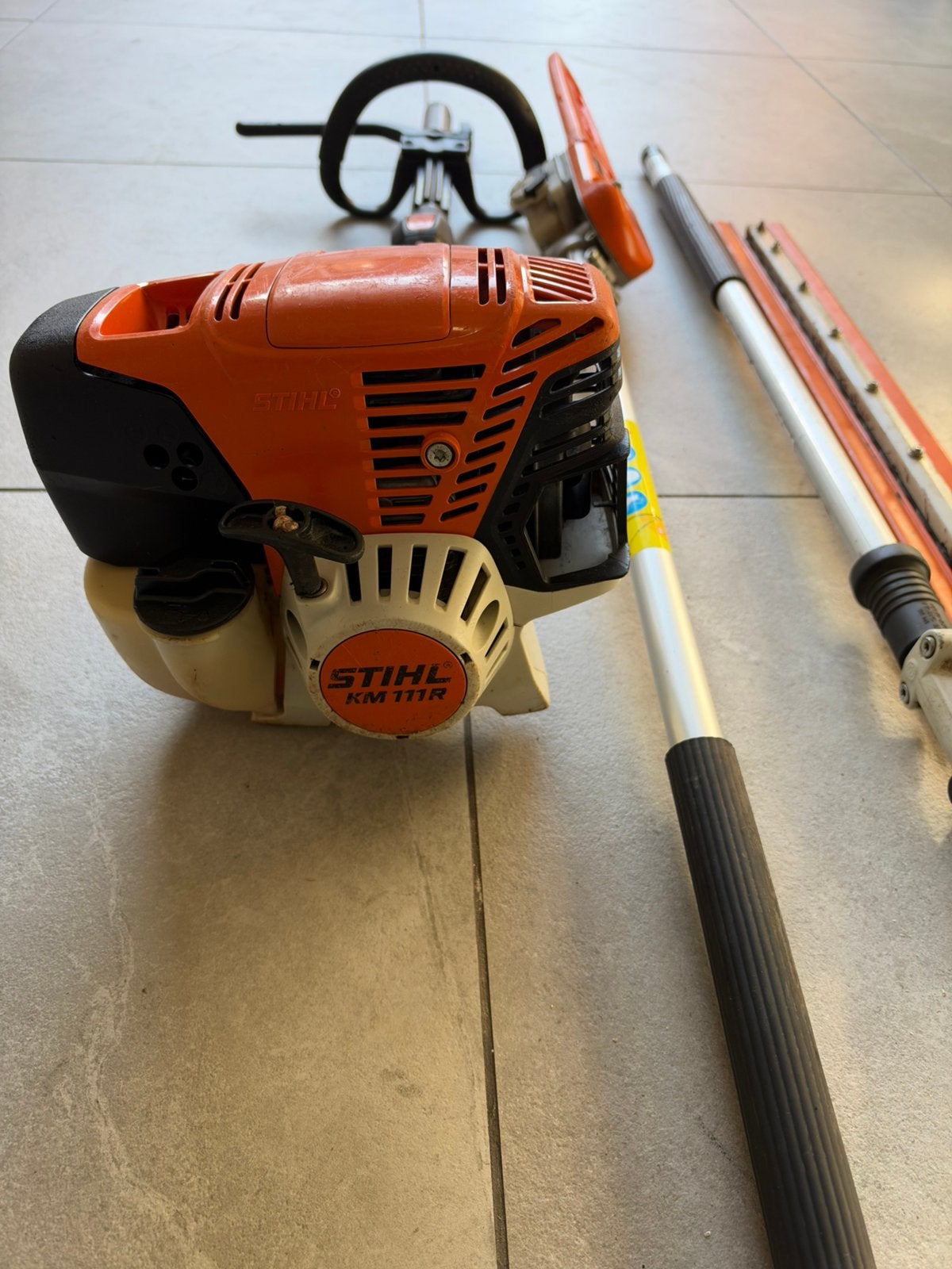 Stihl Combi  KM 111R avec outils tronçonneuse et taille haie, Jardin & Terrasse, Enlèvement, Comme neuf