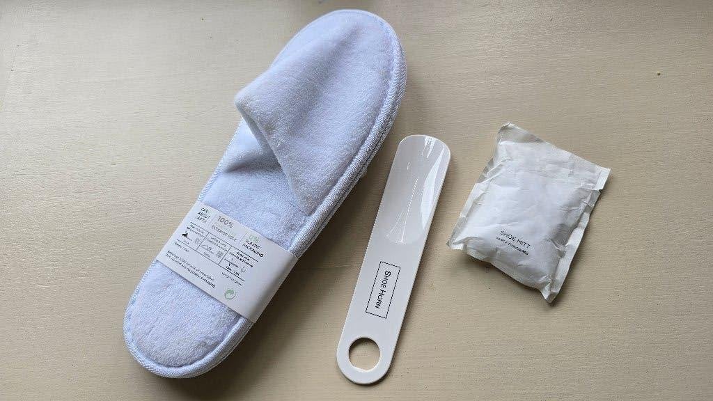 Set pantoffels + schoenlepel + schoenhandschoen, Kleding | Heren, Schoenen, Ophalen of Verzenden, Nieuw, Wit, Slippers