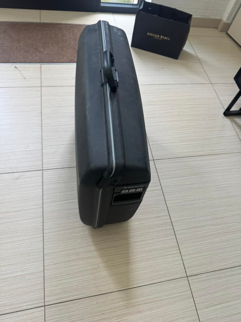 zwarte Samsonite koffer met een harde behuizing., Ophalen, Gebruikt, Hard kunststof, Wieltjes