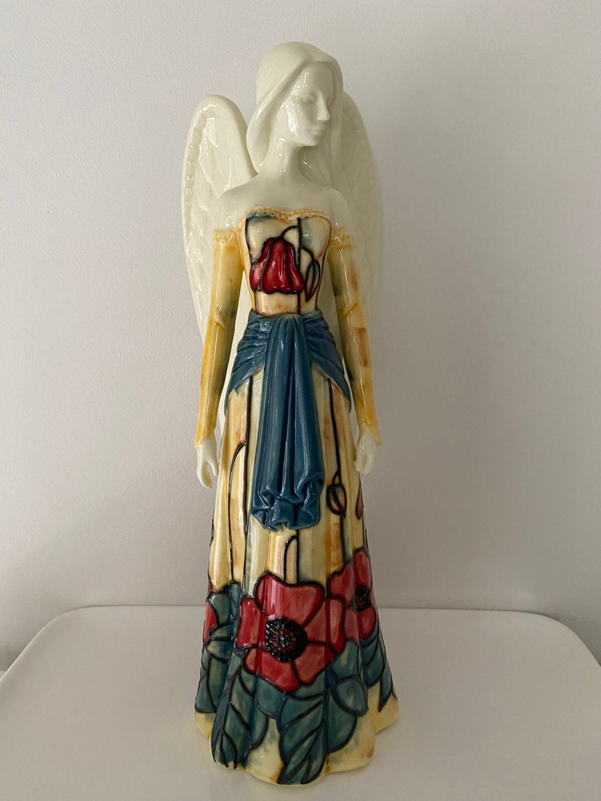 Old Tupton ware porseleinen engel met klaprozenmotief, Antiek en Kunst, Ophalen