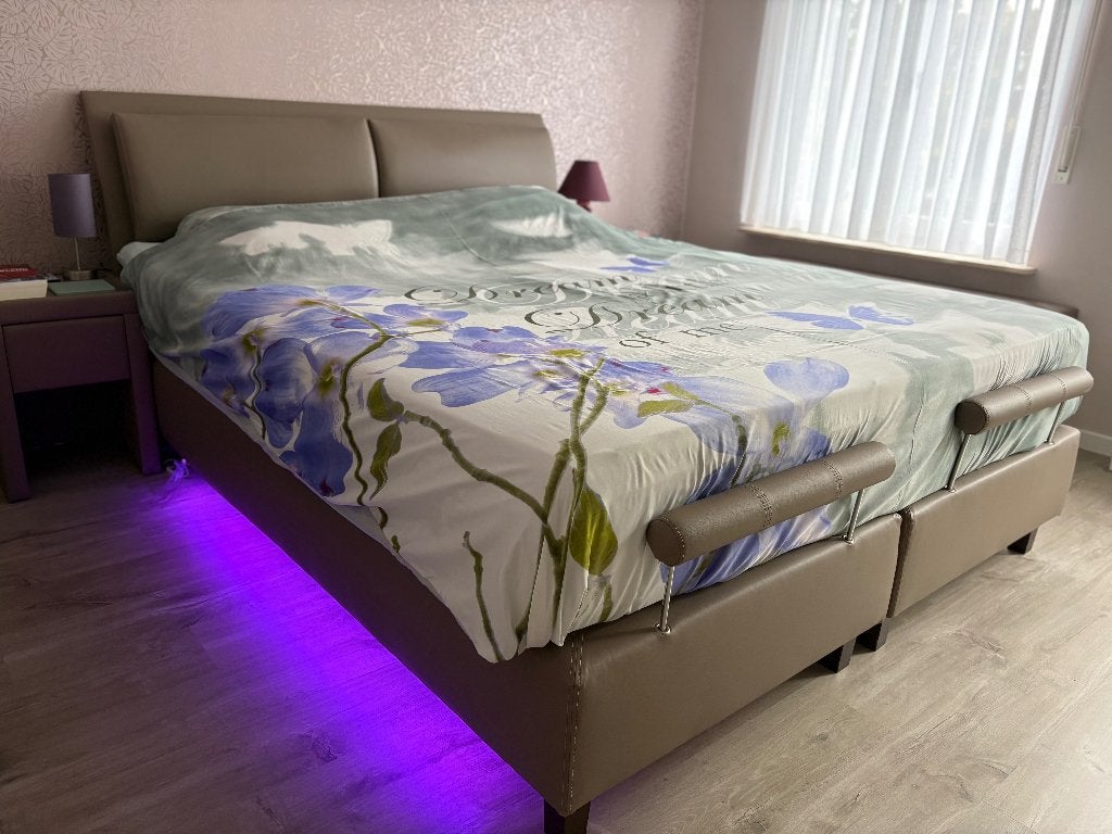 XL boxspring (180x220 cm) + 2 Nachtkastjes in Taupe, Huis en Inrichting, Ophalen, Bruin, Tweepersoons, 180 cm