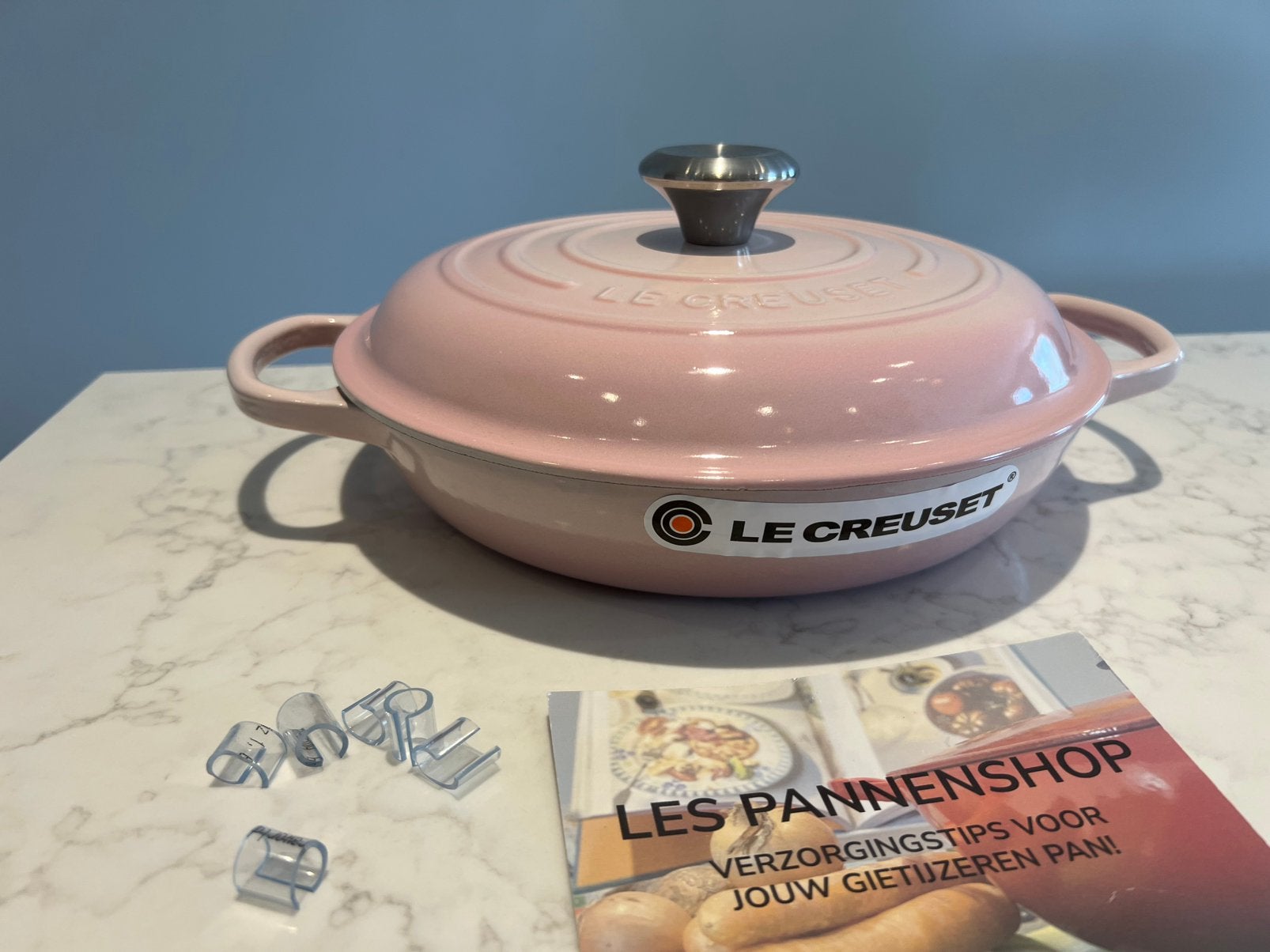 Nouveau Le Creuset Campagnard 26 cm Shell Pink, Maison & Meubles, Cuisine | Casseroles & Poêles, Neuf, Enlèvement ou Envoi, Compatible induction
