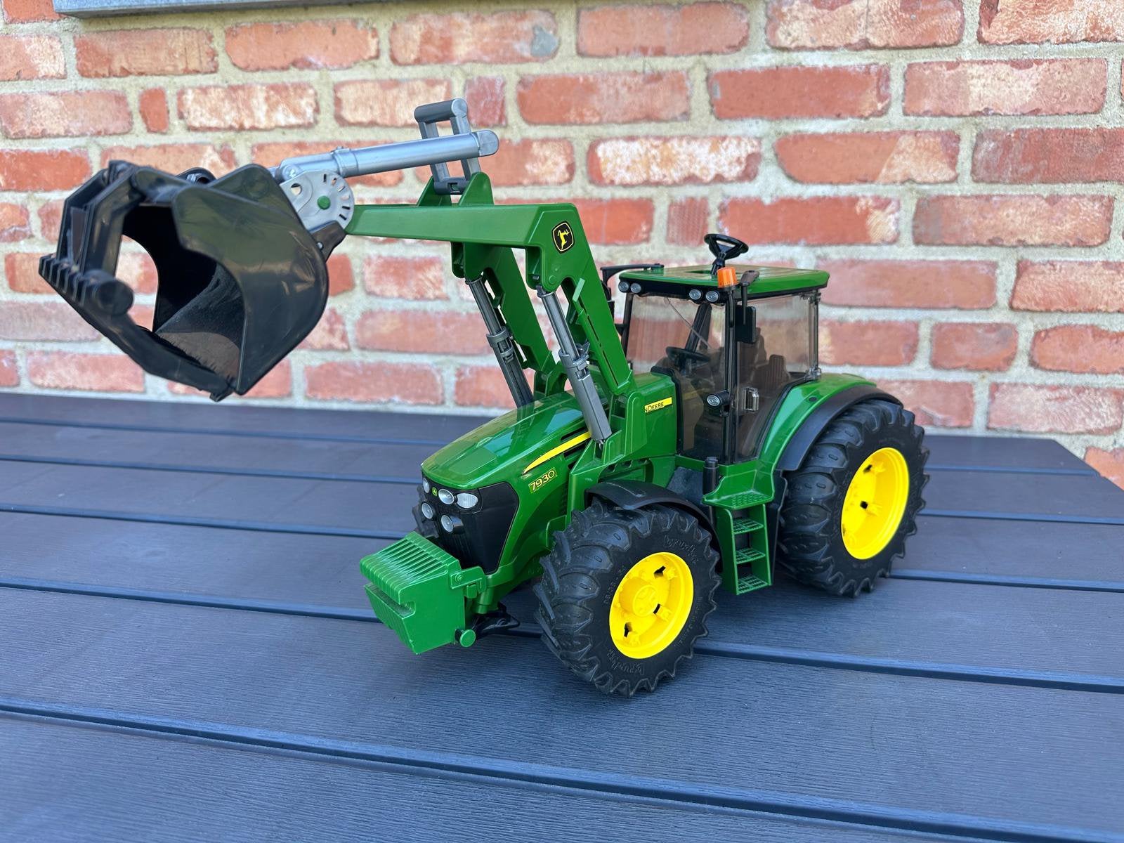 Brudor tractor John Deere, Kinderen en Baby's, Ophalen, Zo goed als nieuw