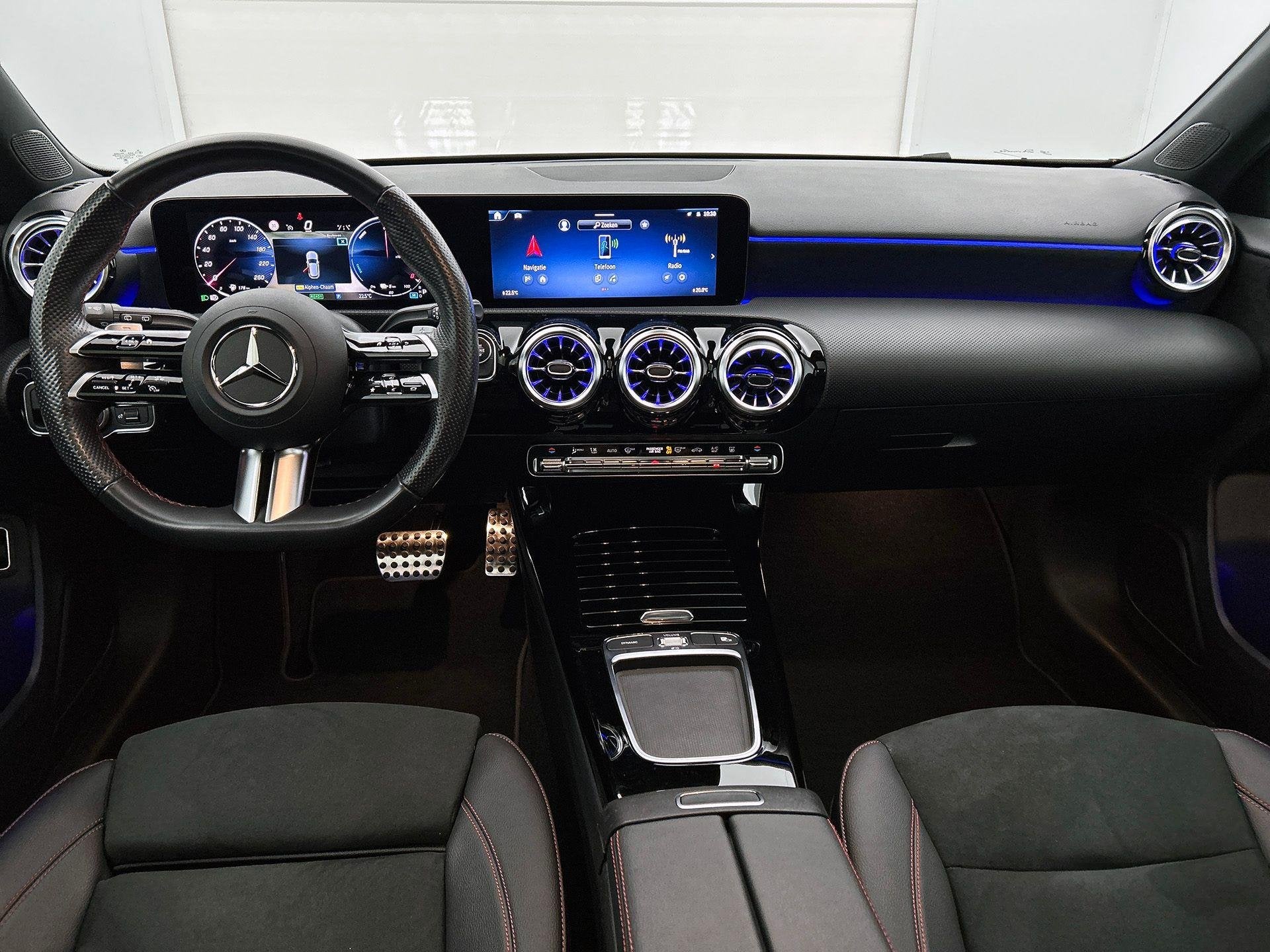 Mercedes-Benz A-Klasse 250 e Hatchback AMG Line | Panoramisc, Autos, Entreprise, 16 kWh, 1300 cm³, 5 portes