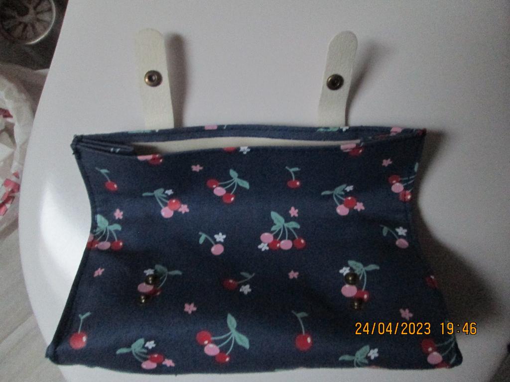 Trousse de maquillage bleue avec cerises., Handtassen en Accessoires, Toilettassen, Ophalen, Nieuw, Blauw, Heer of Dame