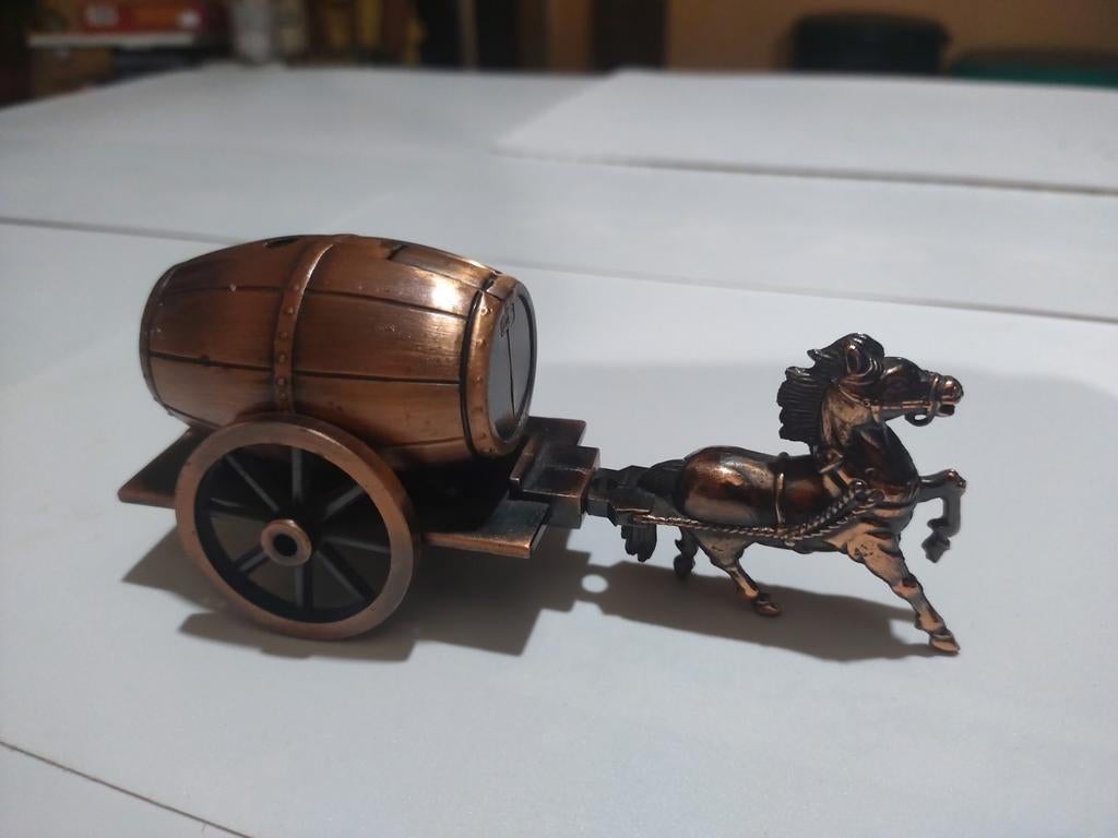 Vintage navulbare koperkleurige tafelaansteker paard en kar, Verzamelen, Verzenden