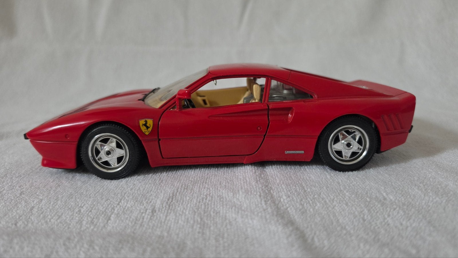 Ferrari GTO 1984 1/18, Enlèvement ou Envoi, Comme neuf, Voiture, Burago